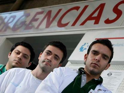 Los MIR Zaid al Nakeeb, José Luis Navarro y Daniel Betancor, a las puertas del hospital de la Princesa.