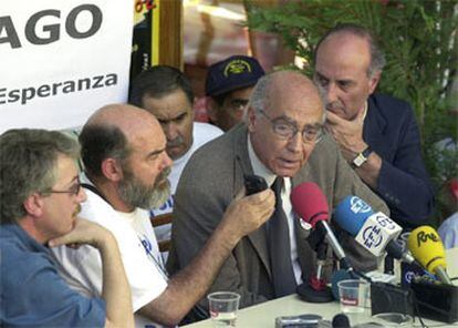 Saramago se dirige a los trabajadores de Sintel en una visita al <i>campamento de la esperanza</i> en junio de 2001.