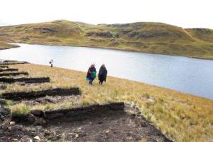 Esta medida preventiva para mitigar el impacto ambiental en las lagunas Huacrococha y Huascacocha comenzó el viernes pasado, día en que la OEFA había ordenado la paralización de estas actividades. EFE/Archivo