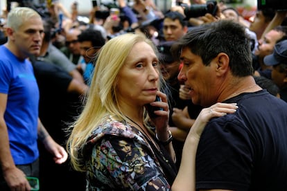 Karina Milei habla con un hombre de seguridad en medio de una multitud de personas que se reunieron para saludar a Javier Milei.