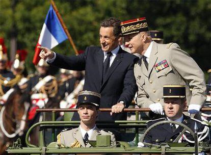 Sarkozy acompañado del general Jean-Louis Georgelin, jefe de Defensa francé, durante el comienzo del desfile por los Campos Elíseos.