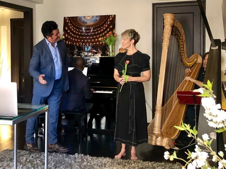 De izquierda a derecha, el tenor Piotr Beczala, el director Howard Watkins (al piano), la soprano Joyce DiDonato y el harpa Emmanuel Ceysson, en casa de DiDonato interpretando extractos de Manon tras la suspensión de la obra en el Metropolitan.