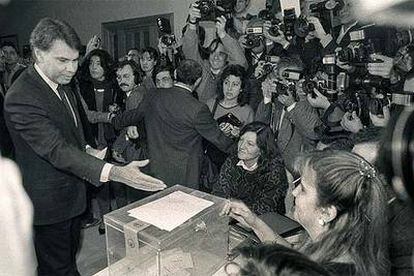 El ex jefe del Ejecutivo Felipe González, tras entregar su papeleta en el referéndum sobre la permanencia de España en la OTAN, en 1986.