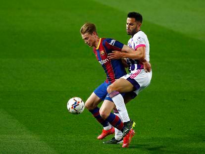 De Jong protege el balón ante Bruno este lunes en el Camp Nou.