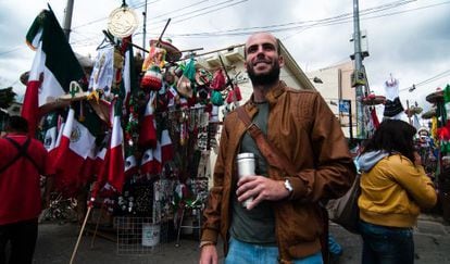 Guillermo Almeida en un mercadillo de México DF.