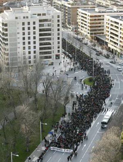 Miles de personas se han manifestado hoy por las calles de Pamplona, convocadas por la asociación de consumidores Kontuz, para rechazar la corrupción política y exigir la convocatoria de elecciones anticipadas en Navarra.