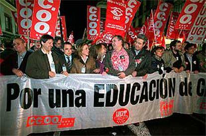 Líderes políticos (PSOE e IU) y sindicales encabezan la protesta de Madrid.