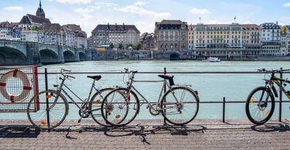 Bicicletas aparcadas en Basiela, en Suiza.