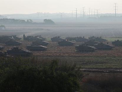 Tanques y blindados israelíes desplegados cerca de la franja de Gaza, la semana pasada.