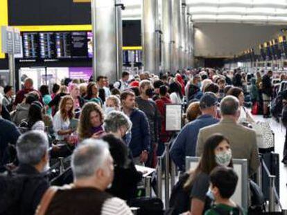 Imagen de cientos de viajeros en Heathrow este verano.