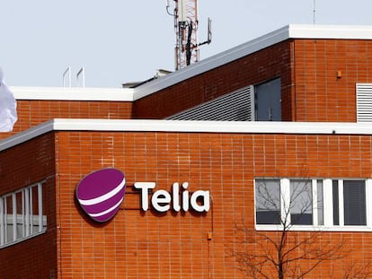 Logo de la compa&ntilde;&iacute;a Telia en uno de los edificios de la firma en Helsinki. 