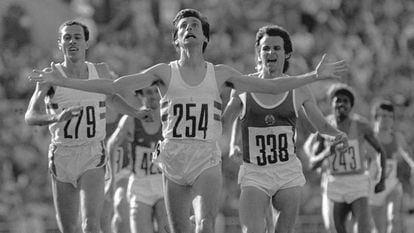 Sebastian Coe (c) gana los 1.500 metros en Mos&uacute; 1980.