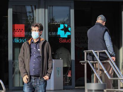 Una persona con mascarilla sale del Hospital Universitario La Paz de Madrid, este martes.