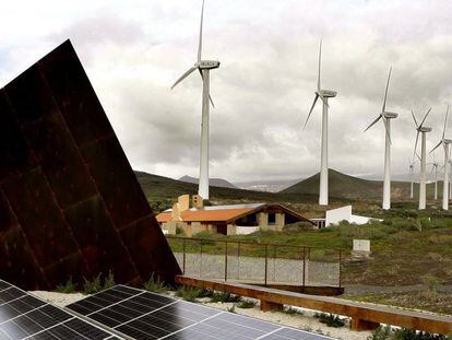 Paneles de energía solar en Santa Cruz de Tenerife, en Canarias.