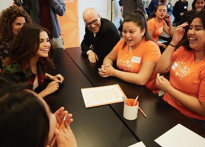 Selena Gomez organizó este jueves, en colaboración con la marca Coach y la organización StepUp, una visita a dos institutos de Los Ángeles. La cantante, que es el nuevo rostro de la firma de lujo, participó en el centro escolar en una iniciativa organizada por la ONG para apoyar a las mujeres a que crean que son capaces de hacer cualquier cosa. Instagram