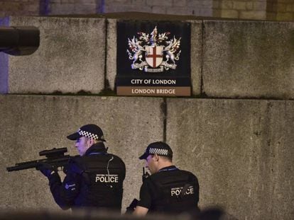 Dos polic&iacute;as en la zona donde se cometi&oacute; el &uacute;ltimo atentado en Londres.