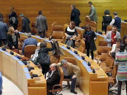 Los diputados de la oposición, en el momento de abandonar el pleno