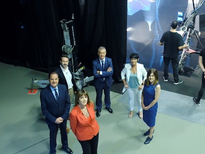 Los candidatos a lehendakari posan en las instalaciones de ETB antes del debate electoral.EITB / EFE