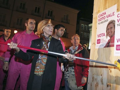 Rosa Díez coloca un cartel de UPyD en el arranque de la campaña electoral de 2011.