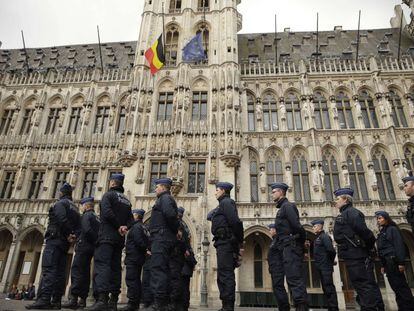 Banderas a media asta en la Grand Place de Bruselas, un d&iacute;a despu&eacute;s de los atentados.