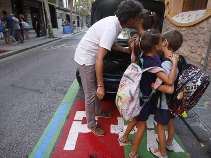 Un pare acomiada la seva filla al 'petó i adeu' de Sabadell.