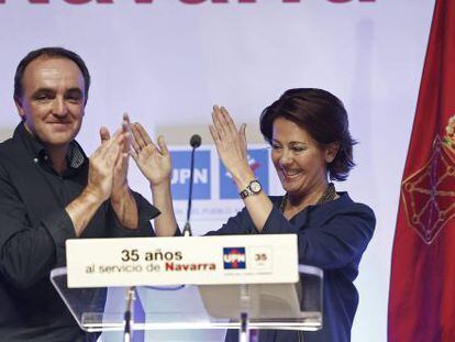 La presidenta del Gobierno de Navarra, Yolanda Barcina, aplaude a Jos&eacute; Javier Esparza, que liderar&aacute; la lista de UPN al Parlamento foral en las elecciones de mayo de 2015.