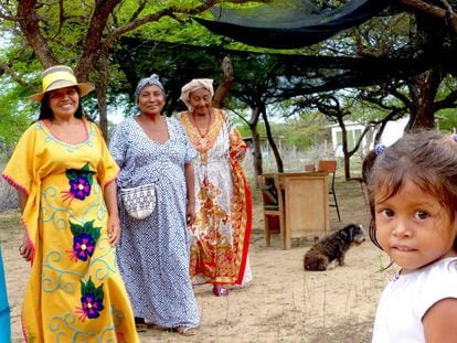 Varias generaciones de mujeres indígenas wayúus, en Colombia.