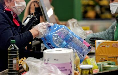 Compras en un supermercado de Valencia durante la cuarentena.