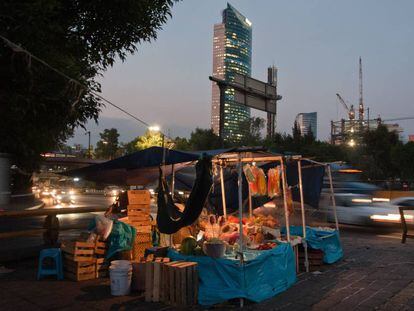 Puesto de fruta a la salida del metro Chapultepec, en el coraz&oacute;n de la Ciudad de M&eacute;xico.