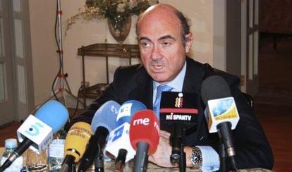 El ministro Guindos, en una rueda de prensa en la Embajada de España en Pekín.