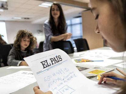 Una nena dissenya i redacta la seva portada d'EL PAÍS.