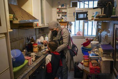 Fatima Meknassi, de 30 años, da a uno de sus hijos la pastilla contra la ansiedad antes de llevarlo al colegio en la mañana en la que esta familia es desahuciada de su piso de Vallecas.