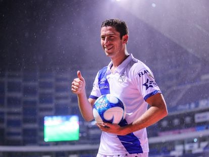 El futbolista peruano Santiago Ormeño, durante un partido con el Puebla en México.