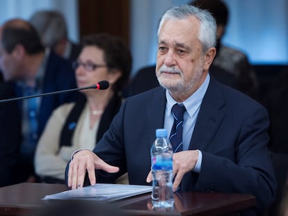 El expresidente andaluz José Antonio Griñán, en el juicio de la pieza política del 'caso ERE', en la Audiencia de Sevilla, en abril de 2018.