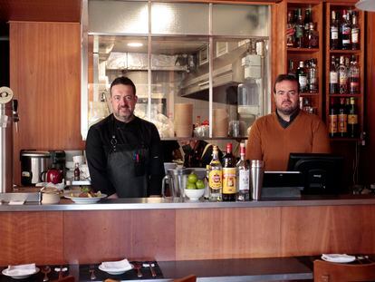 Los hermanos Gil, en la barra del Restaurante Chifa.