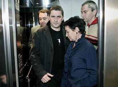 Arnaldo Otegi junto a Jone Goiricelaia y, detrás, Pernando Barrena y Joseba Permach, en el ascensor del hotel donde comparecieron tras el atentado.