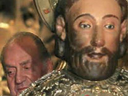 El Rey Juan Carlos realiza el rito de abrazar la imagen de Santiago, tras la Ofrenda Nacional al Apóstol, esta mañana en Santiago de Compostela, que celebra el Día de Galicia