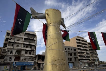 Símbolos gadafistas con edificios destrozados al fondo, en la avenida de Trípoli en Misrata.