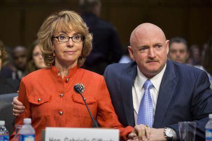 La excongresista de EEUU Gabrielle Giffords y su marido, Mark Kelly.