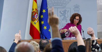 La ministra portavoz del Gobierno, María Jesús Montero, en la rueda de prensa tras el Consejo de Ministros este martes en Moncloa. 