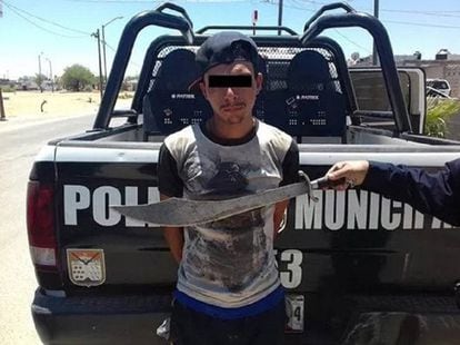 Un hombre detenido con un machete en Sonora.