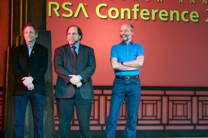 Ronald L. Rivest, Adi Shamir y  Leonard M. Adleman, creadores del algoritmo RSA, en el escenario de la Conferencia RSA sobre seguridad de la información.