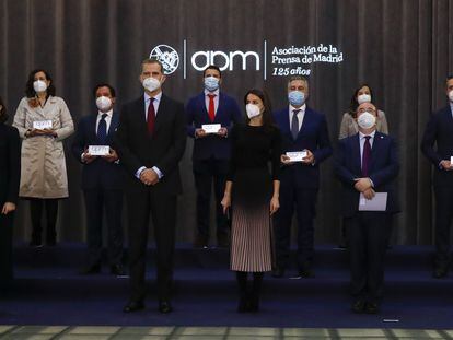 El rey Felipe VI y la reina Letizia posan junto a los galardonados en la entrega de premios de la Asociación de la Prensa en Madrid, este martes.