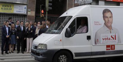 Mariano Rajoy y Dolores de Cospedal observan el paso de una furgoneta del PSOE, en Guadalajara.