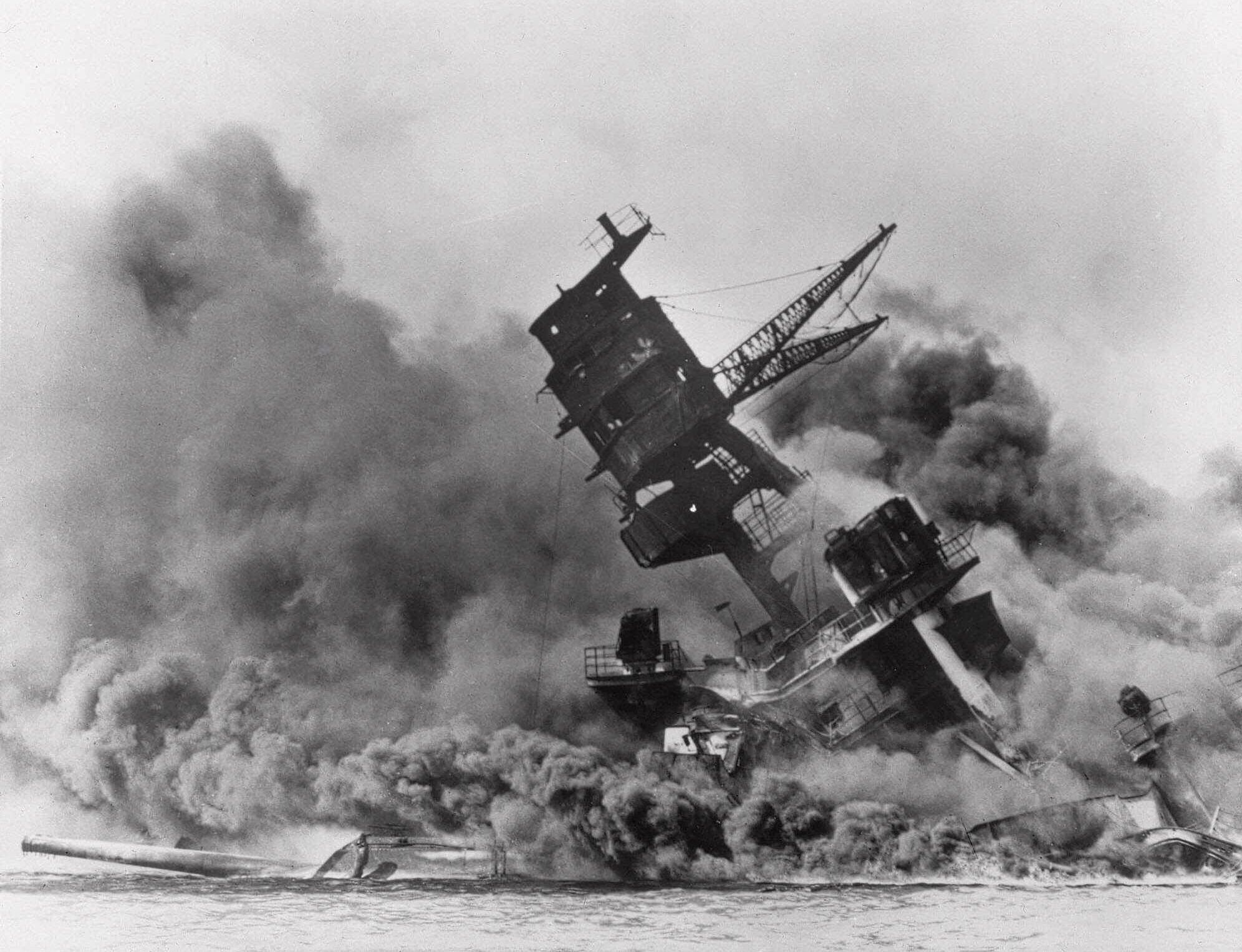 El USS Arizona echa humo al caer al mar durante el ataque.
