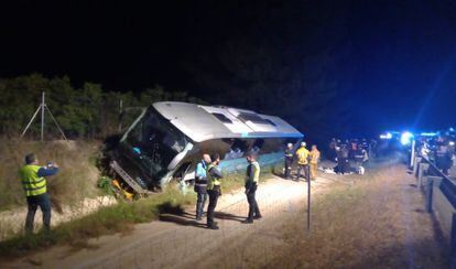 Al menos una decena de personas han resultado heridas esta noche en el vuelco de un autobús que cubría la línea regular entre Alicante y Murcia, en la autovía A7 a su paso por el municipio alicantino de Granja de Rocamora.