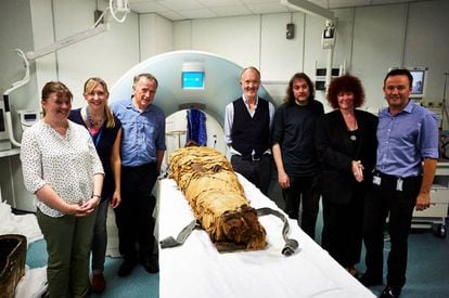 Los autores del trabajo, con David Howard y John Schofield flanqueando la momia de Nesiamón.