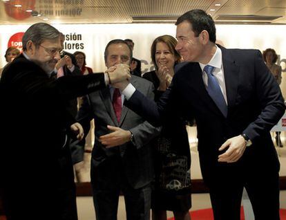 Jaime Lissavetzky y Tomás Gómez se saludan en la presentación de la candidatura para las próximas elecciones.