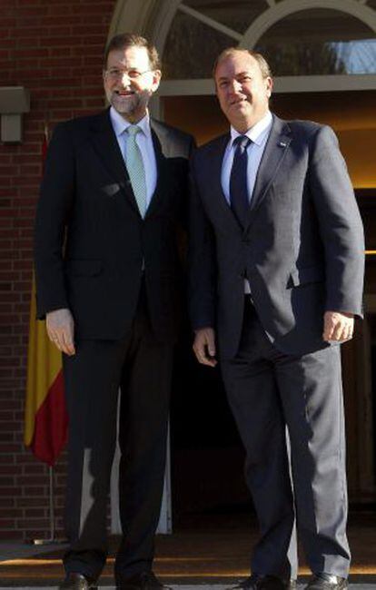 Rajoy y Monago, ayer, antes de la reunión que mantuvieron en La Moncloa.