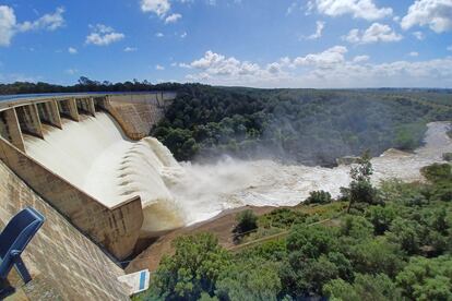 Vista del embalse de El Gergal en la localidad sevillana de Guillena desembalsando agua, este lunes.
